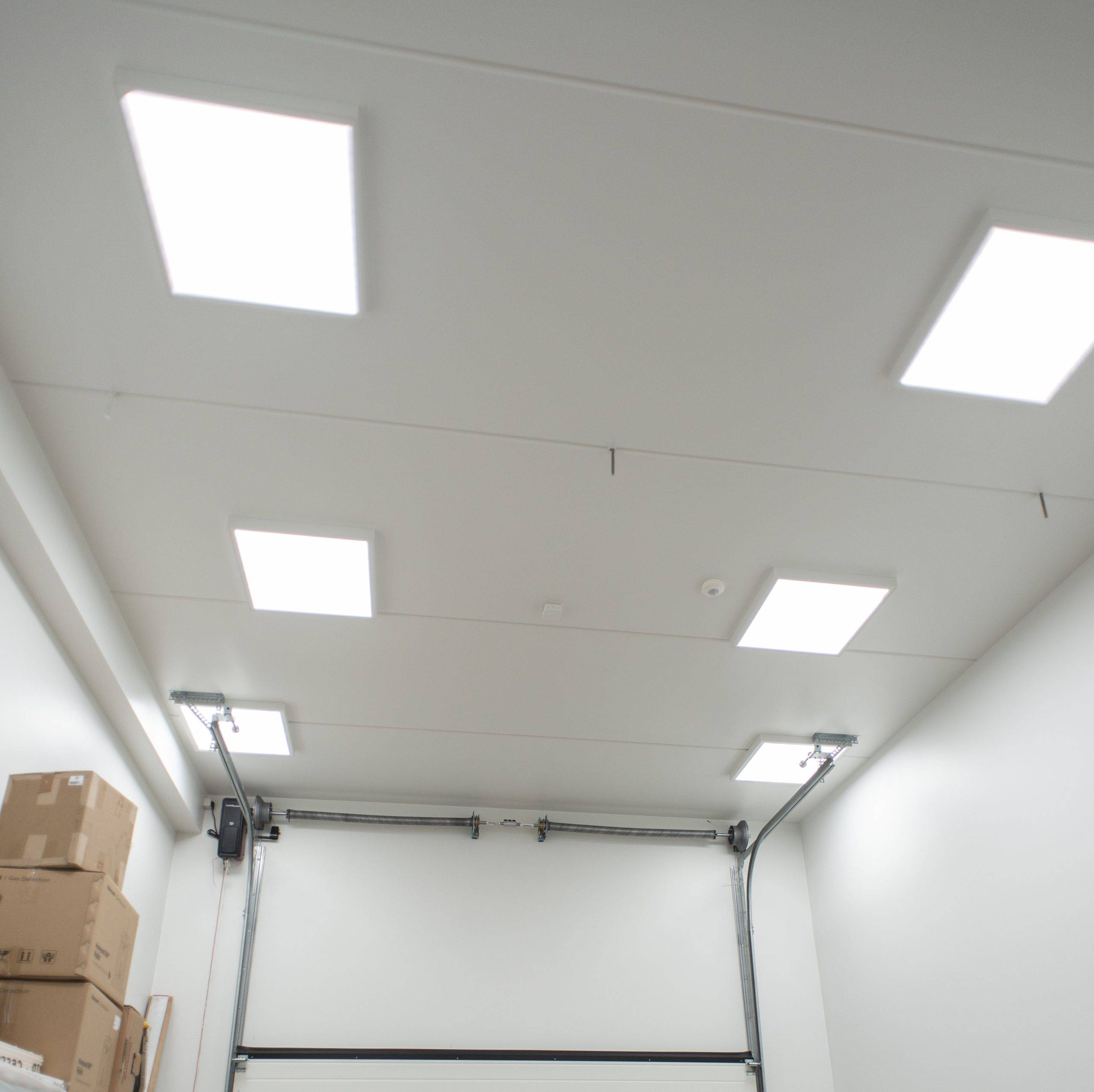 Logo eines LED-Beleuchtungsgeschäfts: ein weißes Quadrat mit dem Text "LED STORE" auf grünem Hintergrund, das umweltfreundliche und energieeffiziente Lösungen hervorhebt.