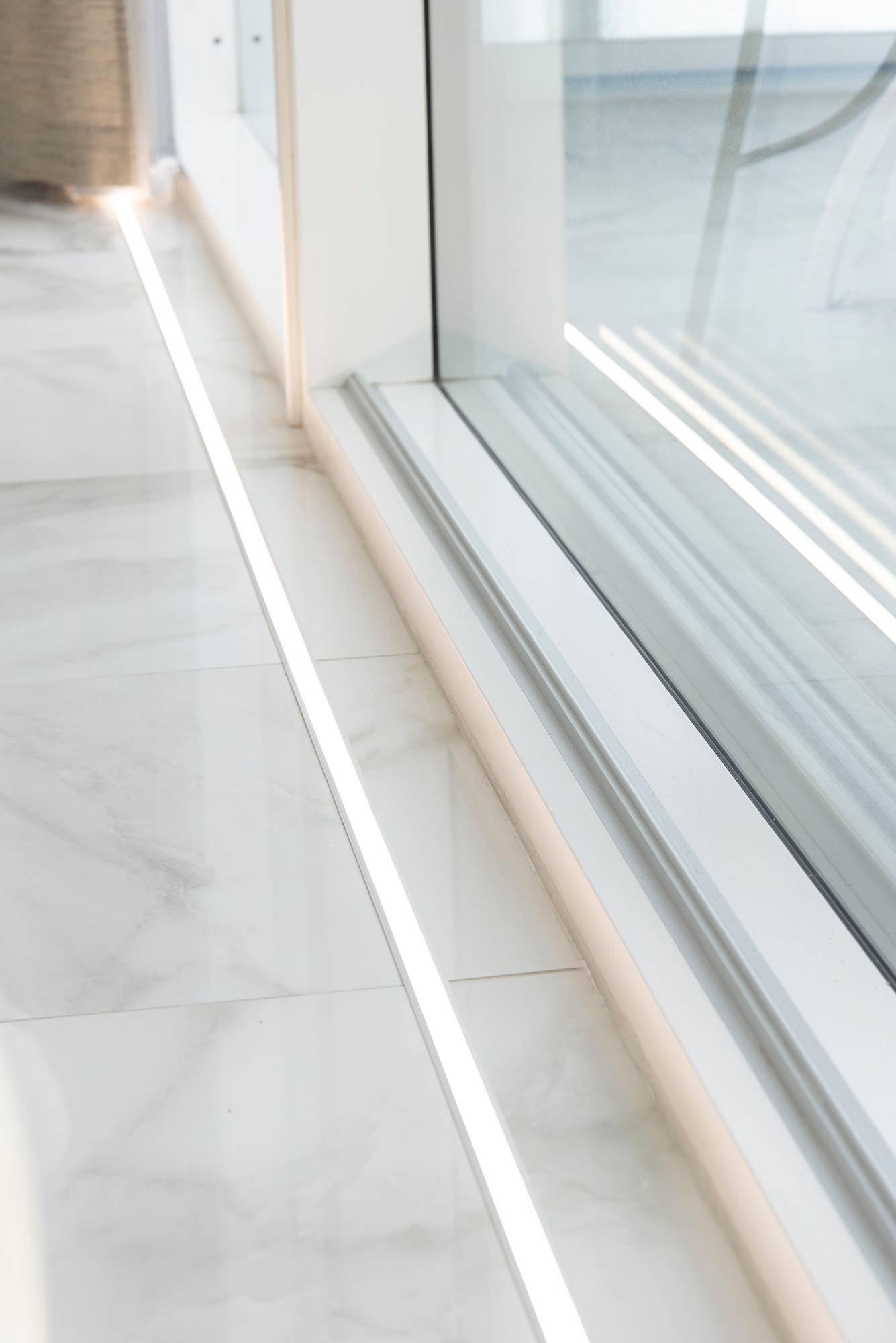 Vor den Fenstern auf dem Fußboden im Upprofile-LED-Streifen. Die Beleuchtung hebt die großen Fenster und den schönen Marmorboden hervor. Ledstore.fi