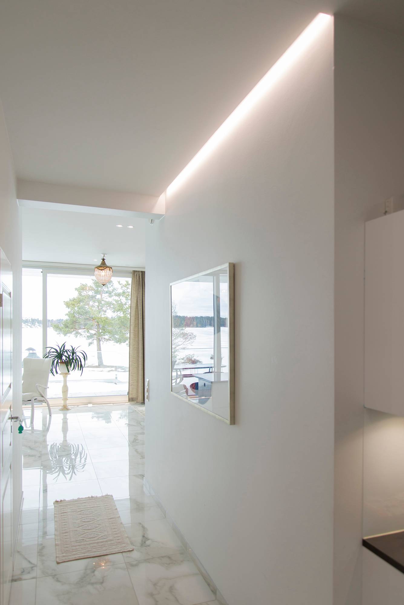Ausleuchtung eines Tisches und eines Flures mit LED-Streifen. In einer Nut zwischen Decke und Wand versteckter LED-Streifen. Ledstore.fi