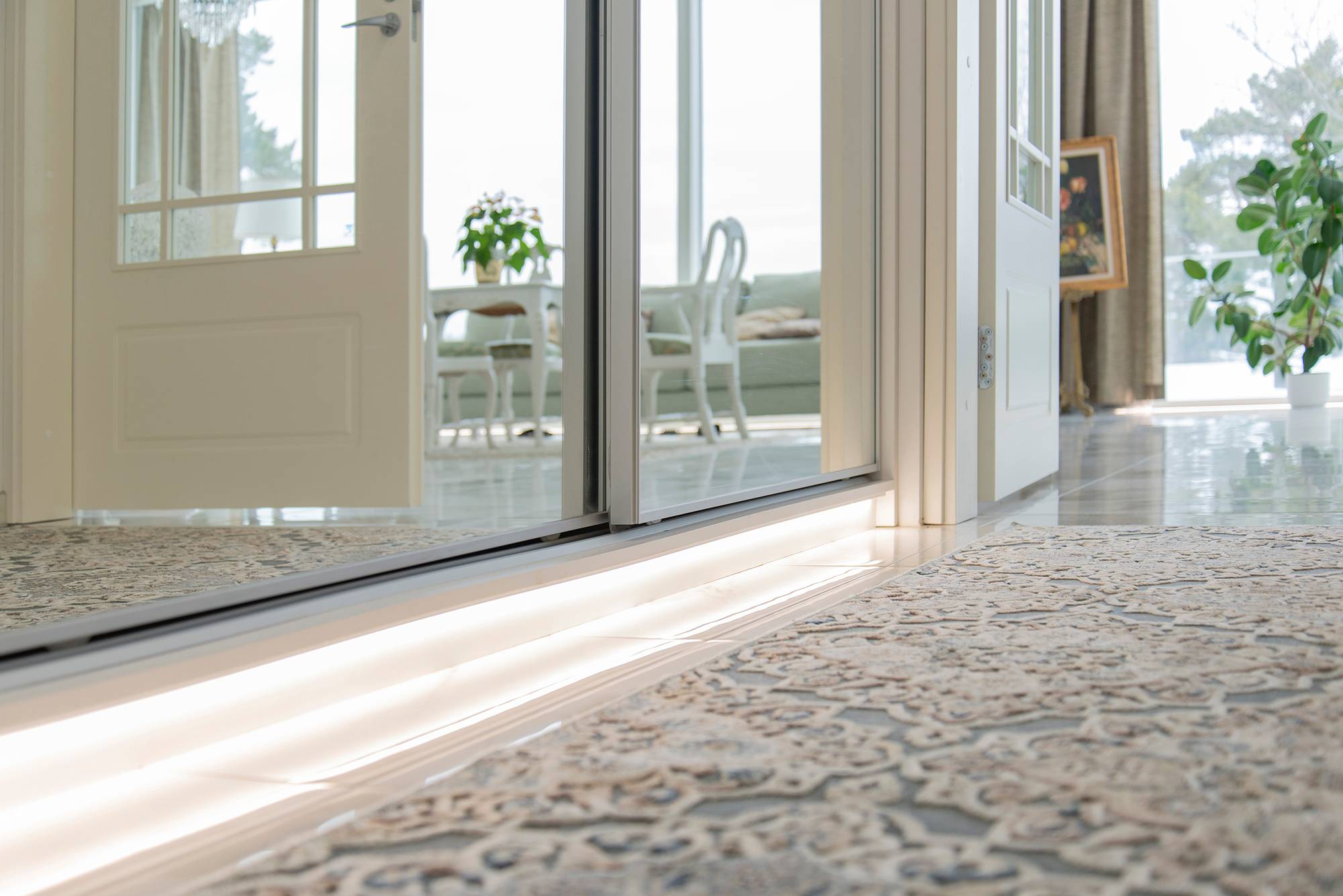 Ein im Sockel montierter LED-Streifen beleuchtet den Flur mit weichem, stimmungsvollem indirektem Licht. Ledstore.fi