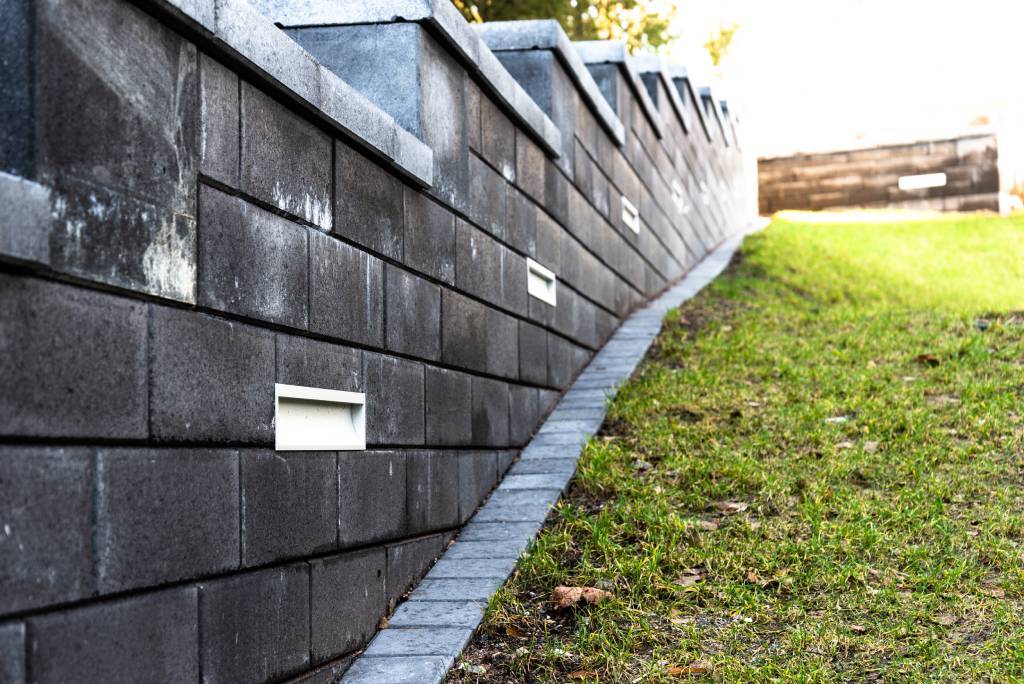 In eine Wand eingelassenes Aluminiumprofil als Hofleuchte.