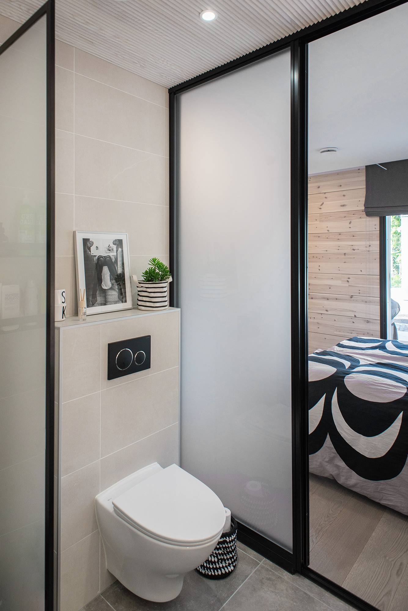 Die Toilette wird von einem Deckenstrahler beleuchtet. Ledstore.fi