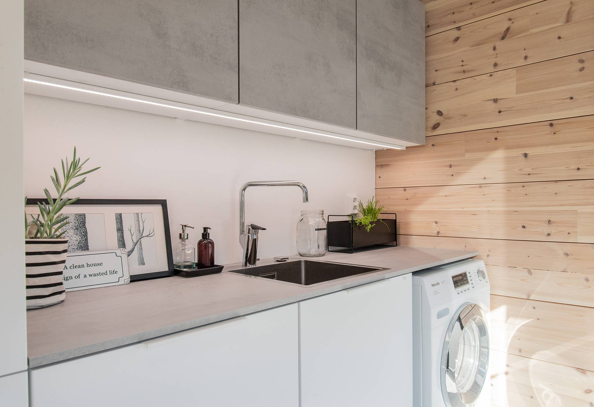Auf ein Oberflächenprofil montiertes Led-Profil, das Licht auf die Arbeitsfläche bringt. Ledstore.fi