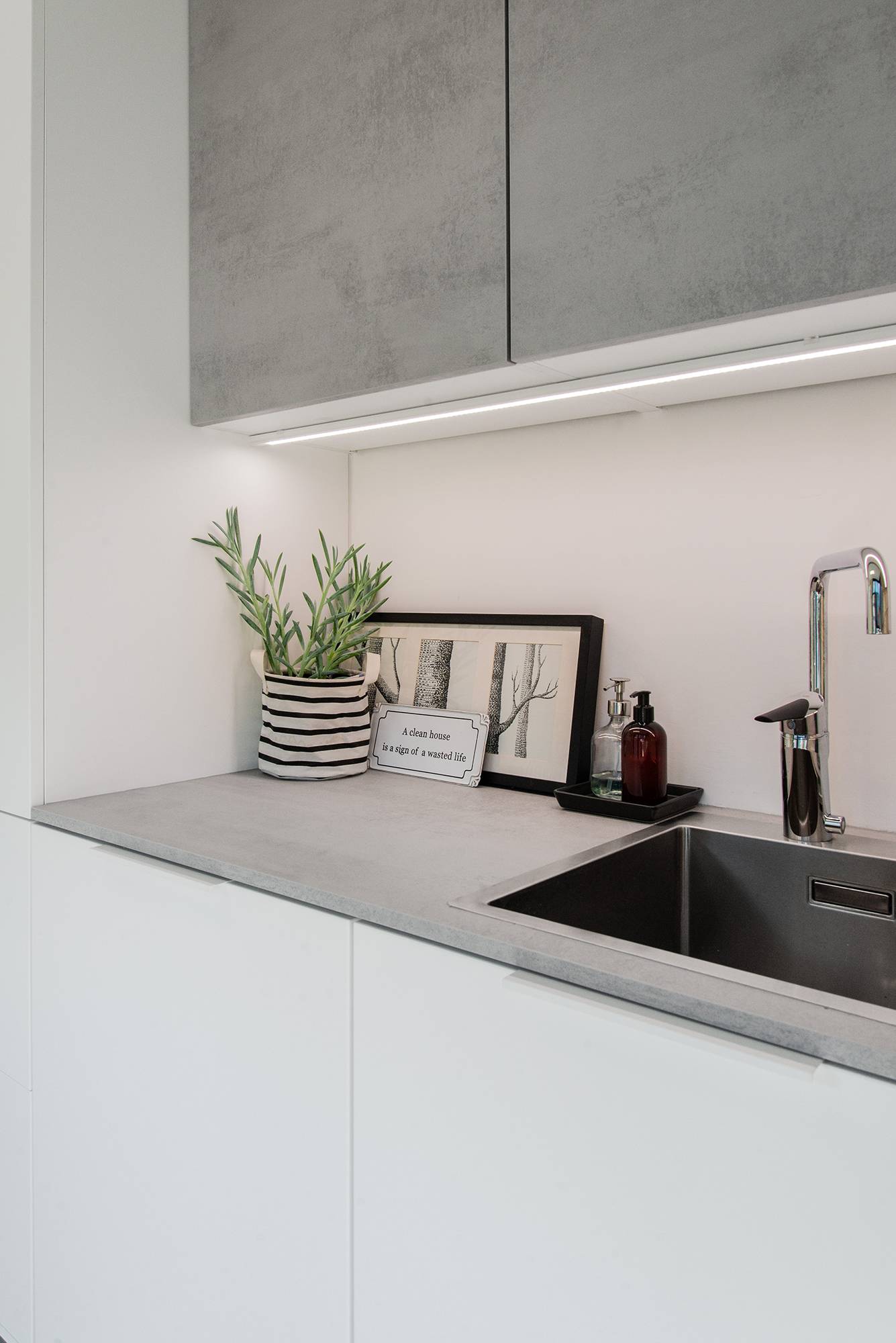 Led-Leiste für Arbeitslicht auf der Arbeitsfläche im Hauswirtschaftsraum. Ledstore.fi