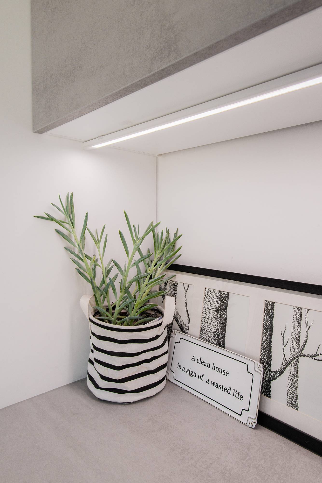 Im Hauswirtschaftsraum sorgt eine auf einem Oberflächenprofil montierte LED-Leiste für Arbeitslicht auf der Arbeitsfläche. Ledstore.fi
