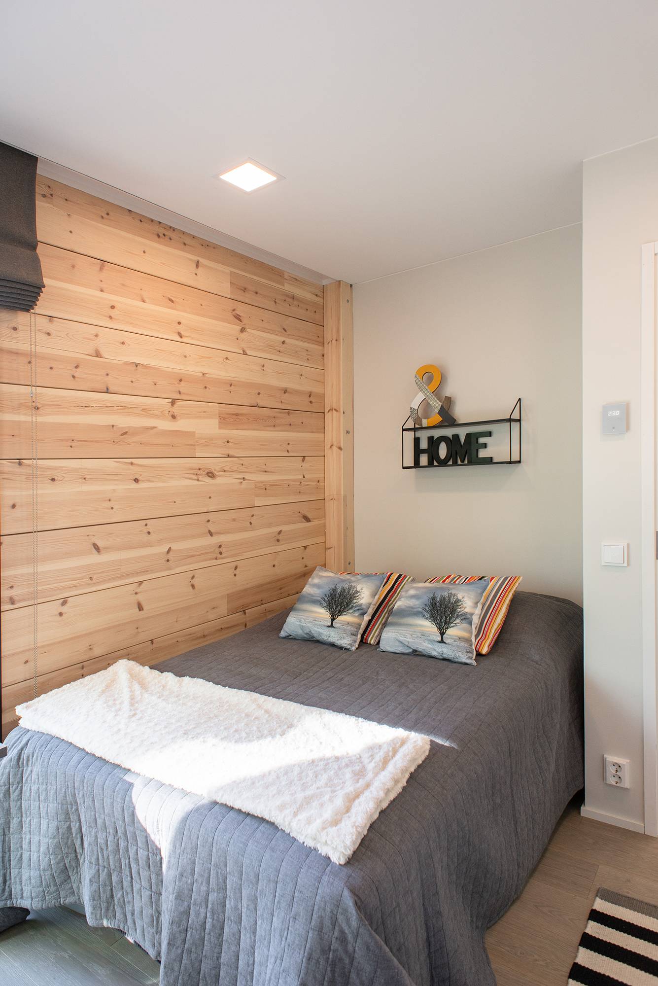 Im Schlafzimmer sorgen Flächenleuchten an der Decke für eine gleichmäßige Allgemeinbeleuchtung. Ledstore.fi