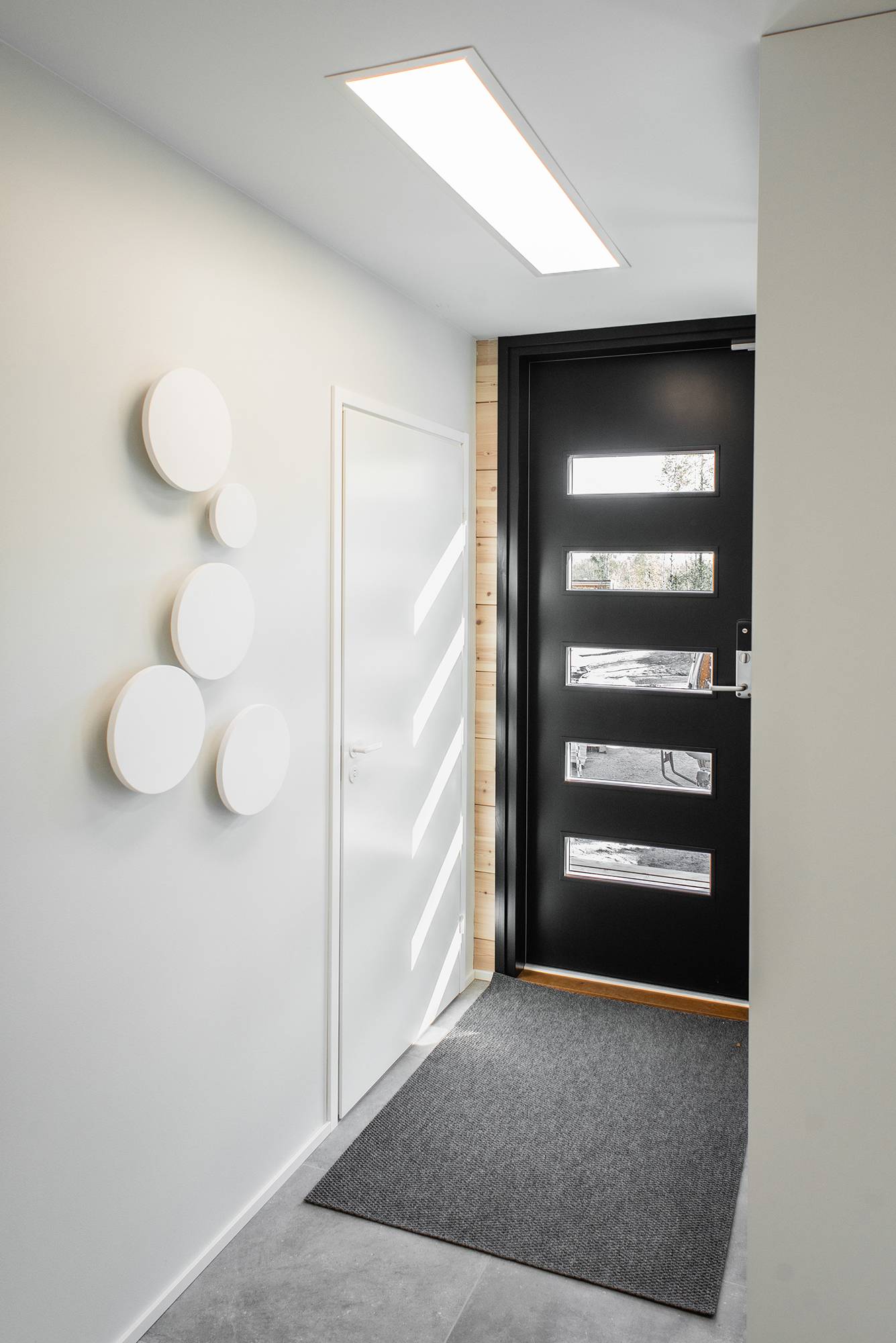 Ein Panel 300x1200 an der Decke als effiziente und gleichmäßige Lichtquelle im Flur. Ledstore.fi
