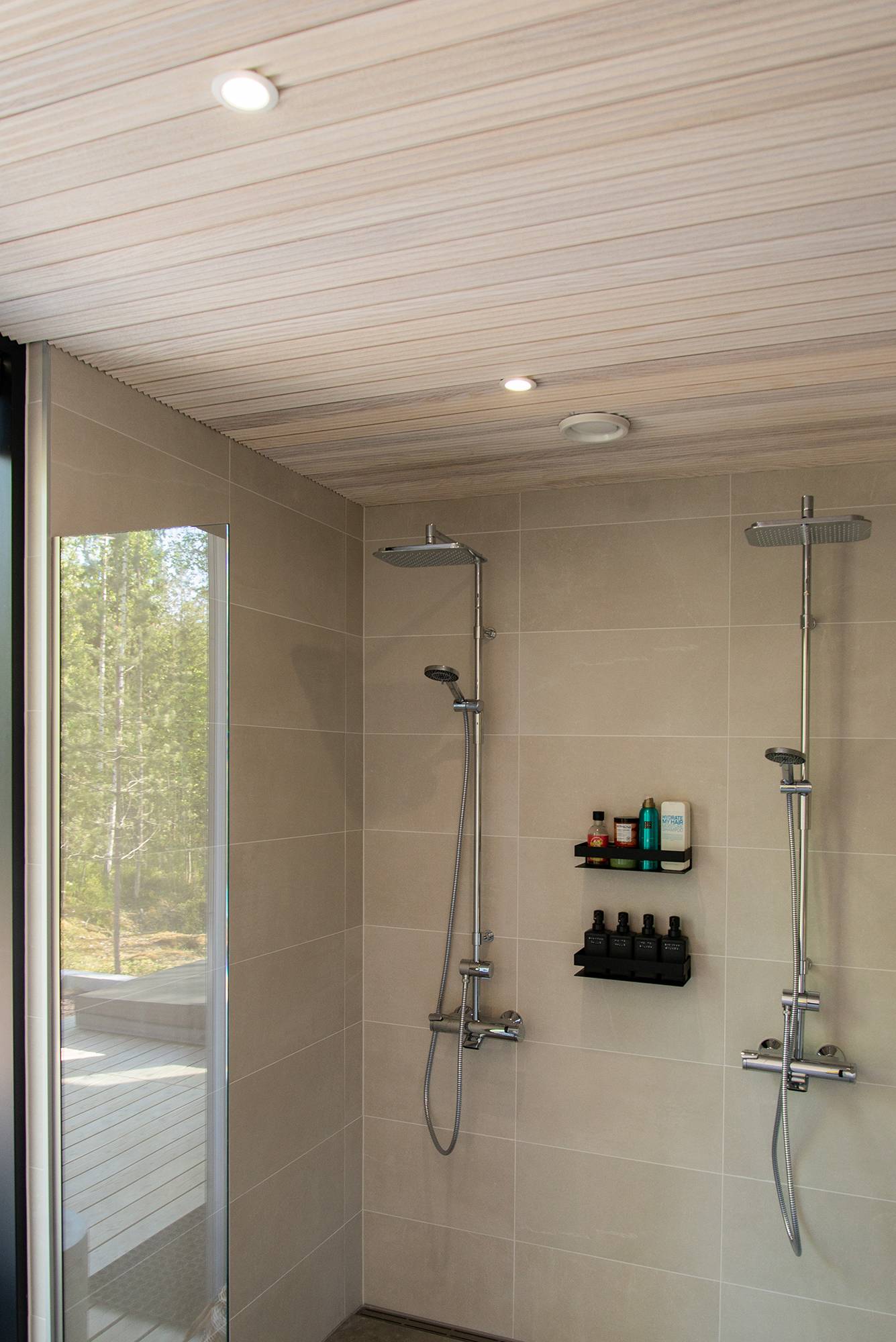 Weiße Spots an der Decke, die den Duschbereich beleuchten. Ledstore.fi