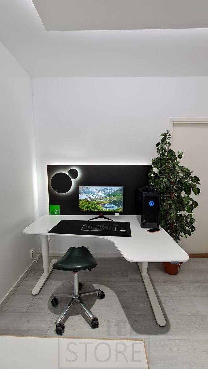 Indirekte Beleuchtung in einem Arbeitszimmer. Als dekoratives Detail, schöne ECLIPSE led Wandleuchten in zwei Größen. Auch in Weiß erhältlich. Ledstore.fi