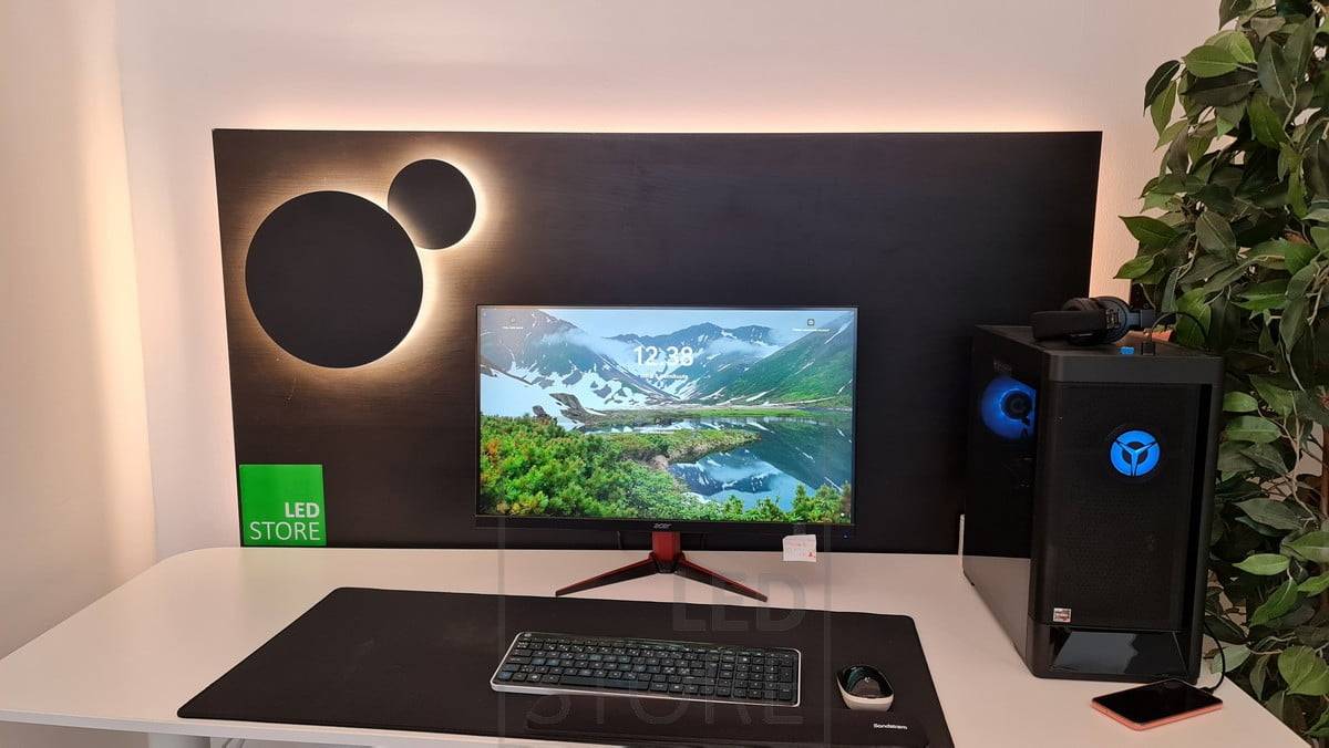 ECLIPSE LED-Wandleuchten hinter einem Computer, die ein angenehmes indirektes Licht mit einstellbarer Farbtemperatur erzeugen. Ledstore.fi
