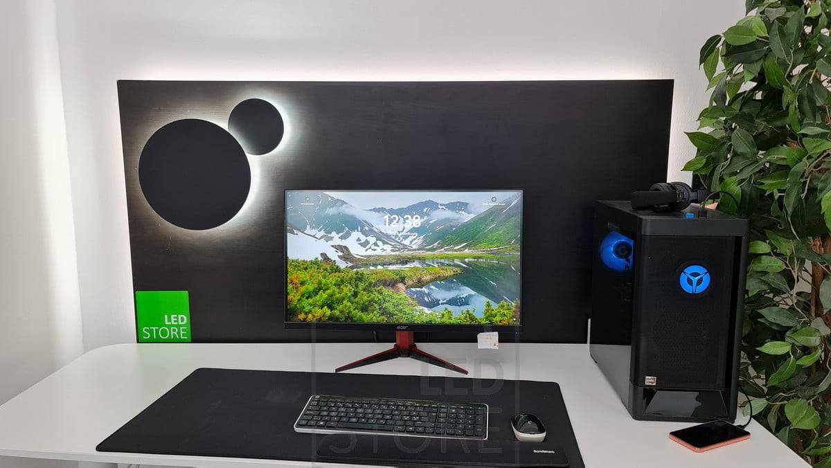 ECLIPSE LED-Wandleuchte hinter einem Computer, die ein angenehmes indirektes Licht für das Auge erzeugt. Ledstore.fi
