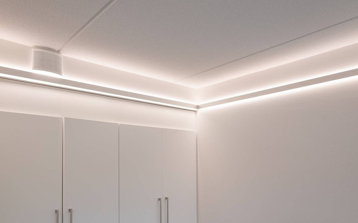 Indirektes LED-Lichtband ist perfekt für das Schlafzimmer. Farbtemperatur einstellbare LED-Leiste Indirekt in 2 Profilen. © LedStore