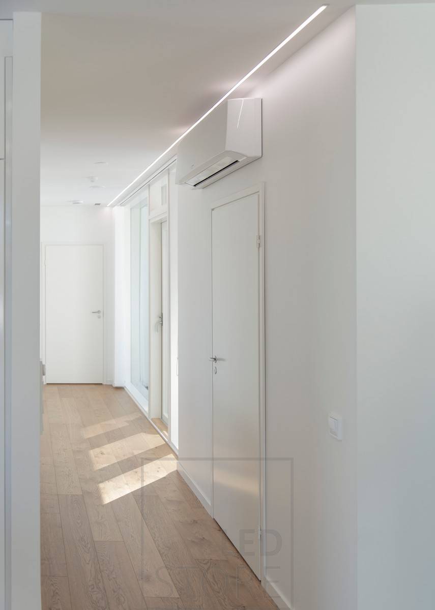 Led-Leiste in einem schmalen, bündigen Profil schafft eine minimalistische und schöne Beleuchtung für den Korridor. Ledstore.fi