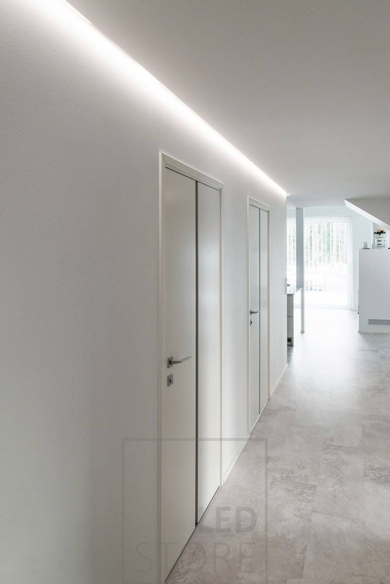 Ein mit indirektem Licht schön beleuchteter Korridor. Led-Leiste aus Aluminiumprofil in der Nut zwischen Decke und Wand montiert. Ledstore.fi