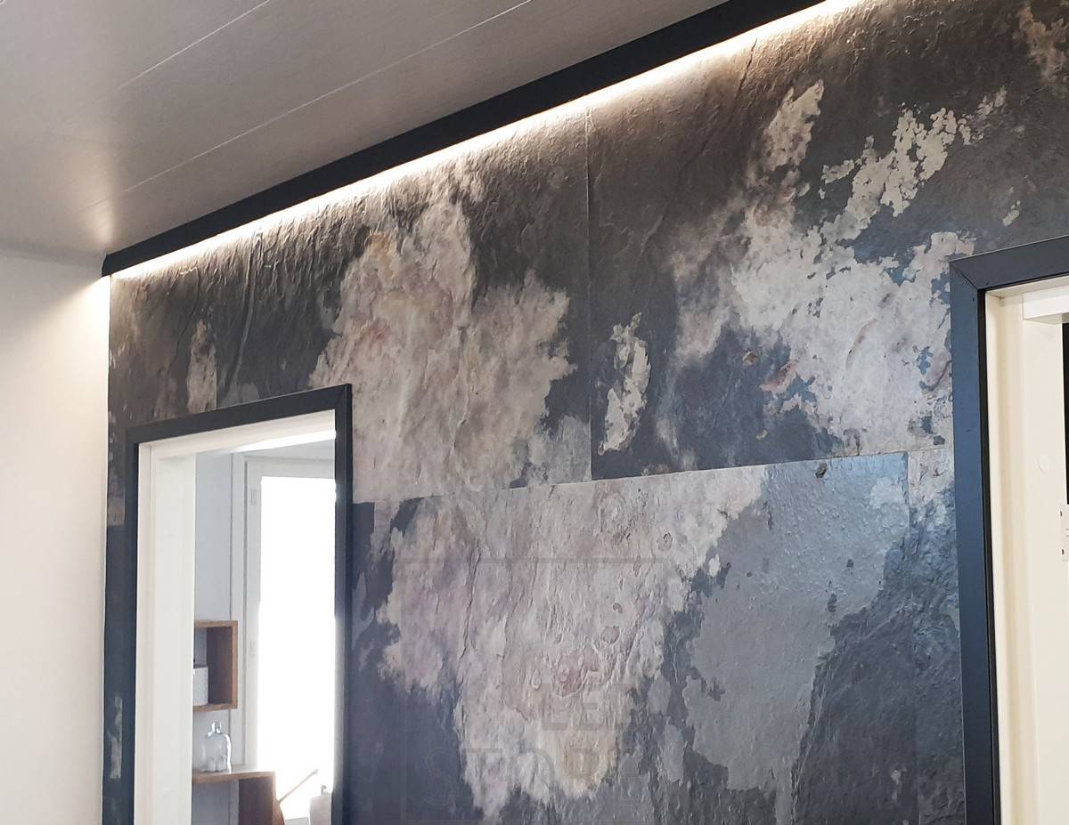 Led-Leiste in einem schwarzen Aluminiumprofil, die die Deckenleiste ersetzt und die Wand indirekt beleuchtet. Ledstore.fi