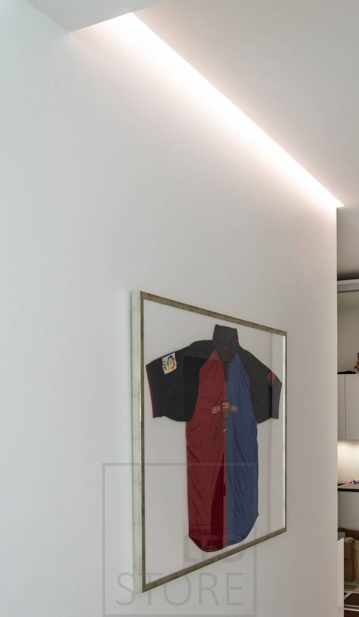In einer Rille zwischen Dach und Wand installierte Led-Leiste. Ledstore.fi
