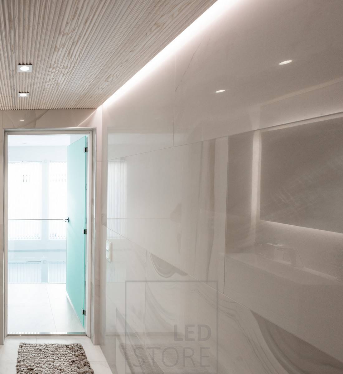Im Badezimmer schafft die indirekte Beleuchtung eine Wellness-Atmosphäre. Die Unterbeleuchtung besteht aus Kantti-Strahlern. Ledstore.fi