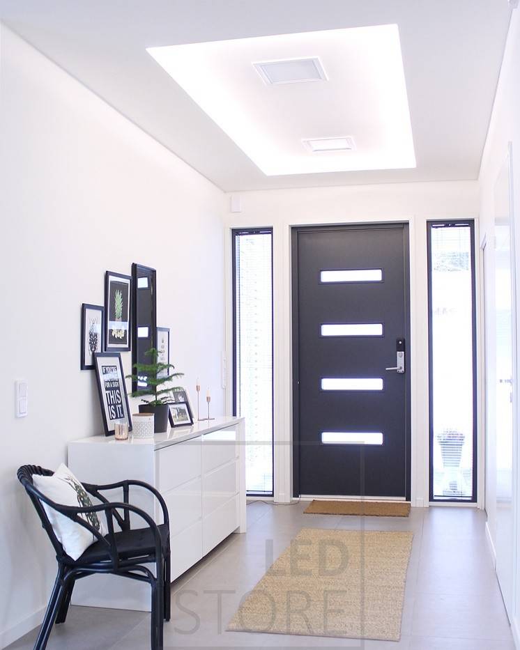 LED-Leuchtband an der Decke des Flurs. Zur Decke gerichtete LED-Leiste. Ledstore.fi