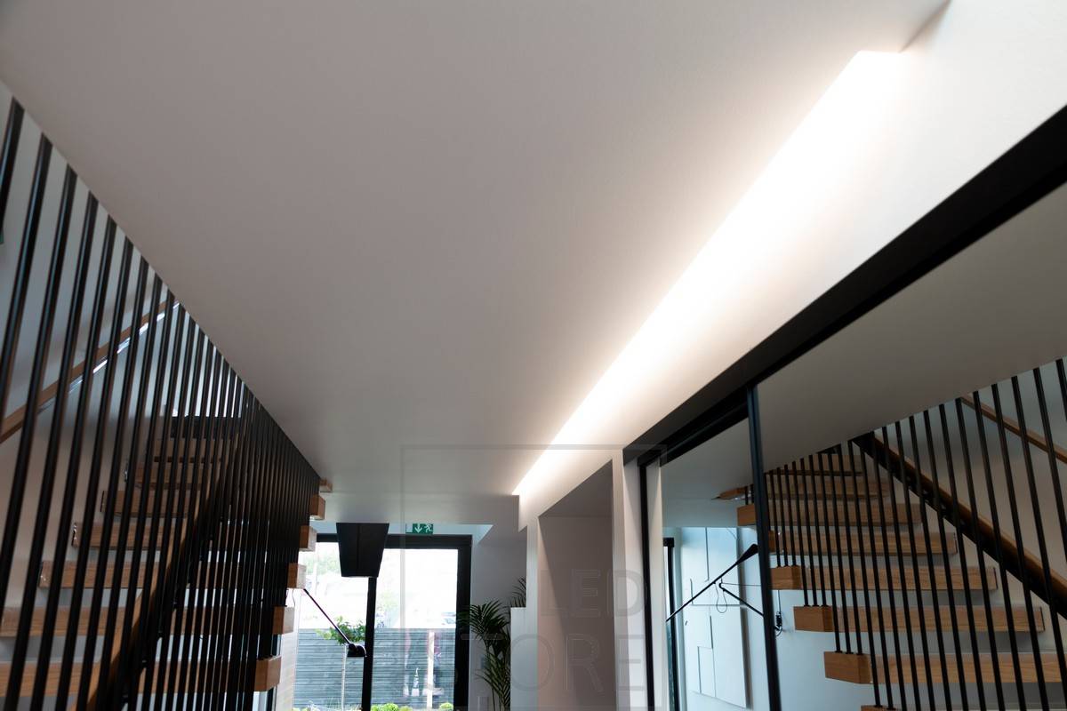 Atmosphärische indirekte Beleuchtung eines Korridors. Ledstore.fi