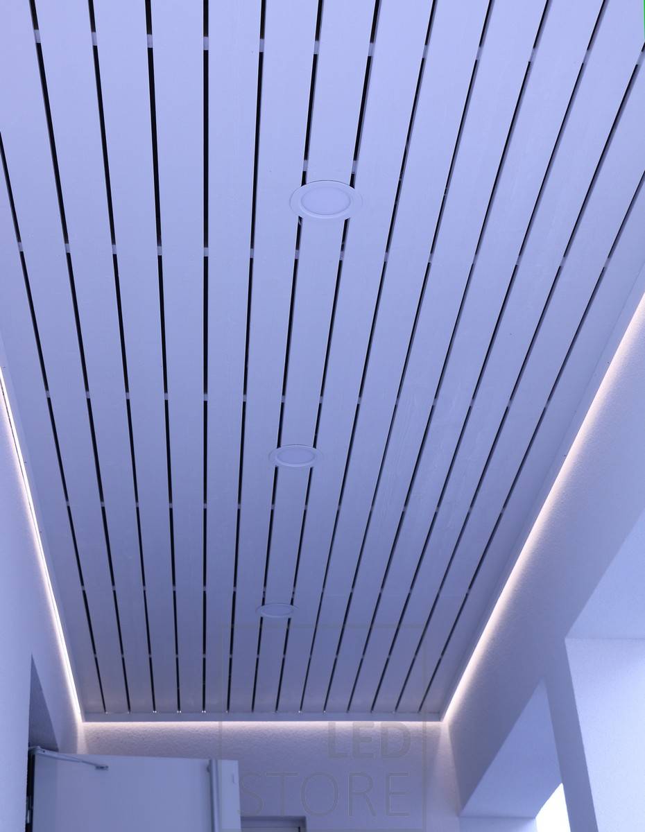 Indirekte Beleuchtung des Raumes. Ein Led-Lichtband beleuchtet den Raum durch die Wand hindurch, um ein Stimmungslicht zu schaffen. Ledstore.fi