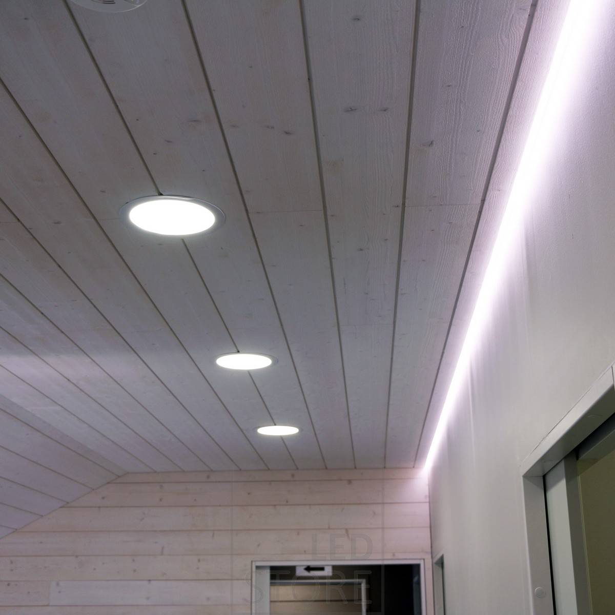 Atmosphärische indirekte Beleuchtung in Kombination mit breit strahlenden Plafondi-Leuchten. Ledstore.fi