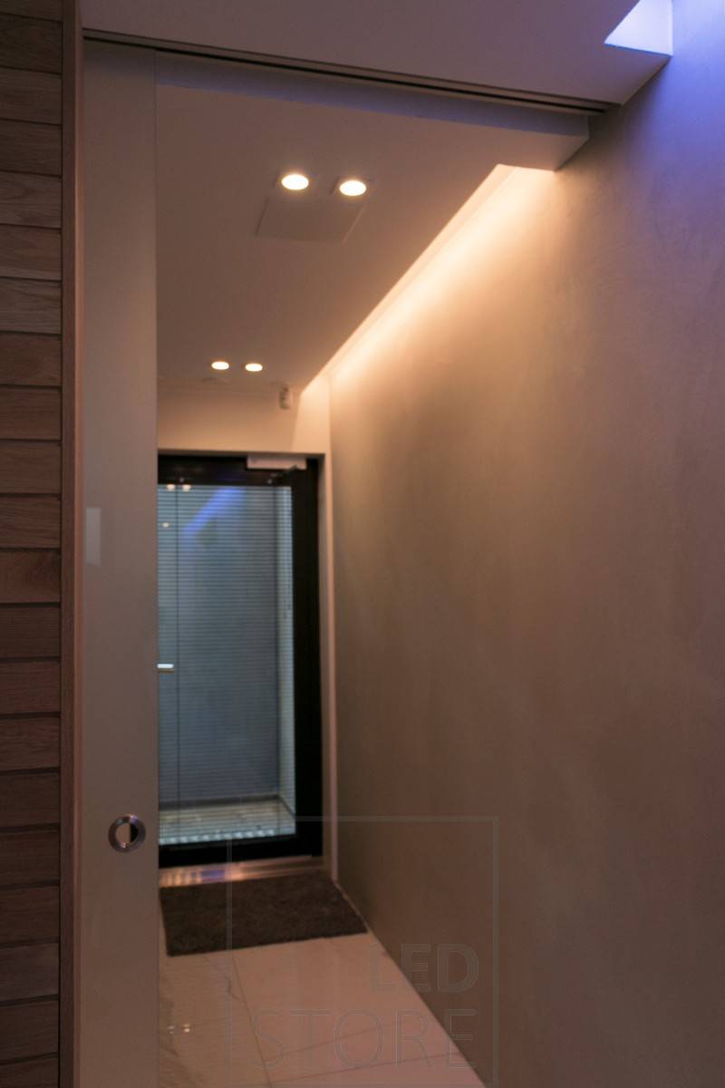 Atmosphärisches indirektes Licht in einem Korridor, kombiniert mit Spotlighting. Ledstore.fi
