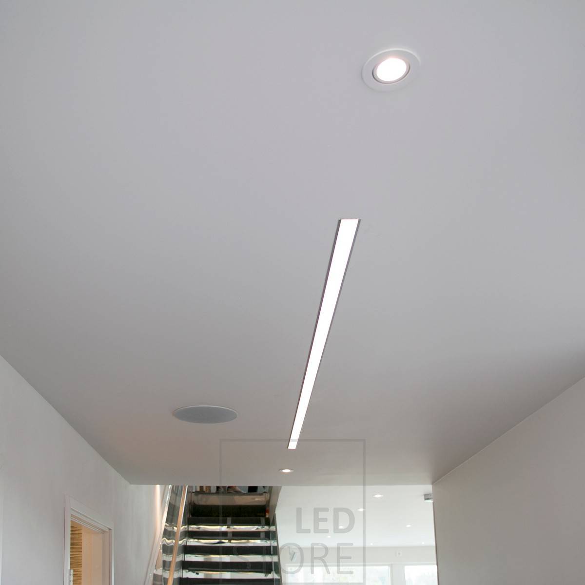 Breites Einbauprofil mit zwei LED-Streifen kombiniert mit Einbaustrahlern. Ledstore.fi