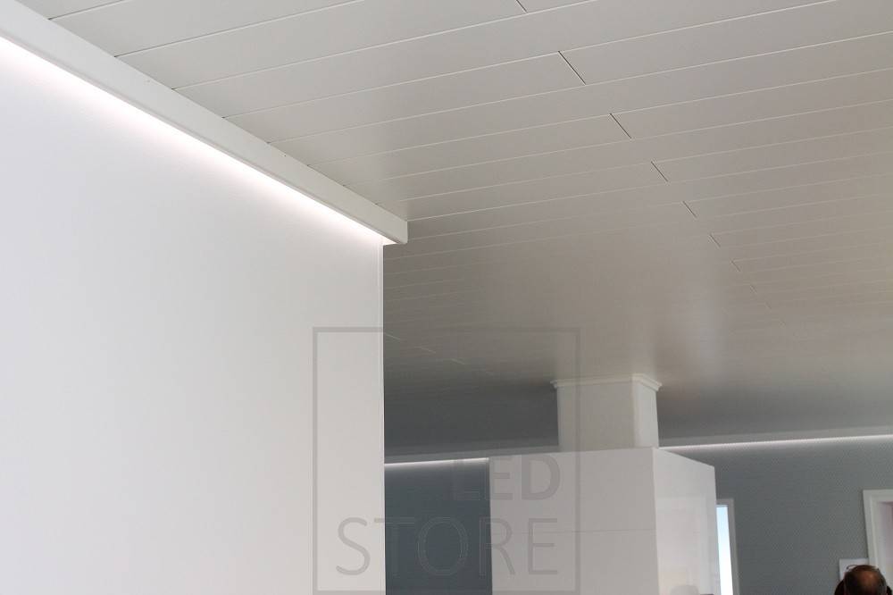 Hinter dem dekorativen Streifen leuchtet ein LED-Streifen indirekt durch die Wand. Ledstore.fi
