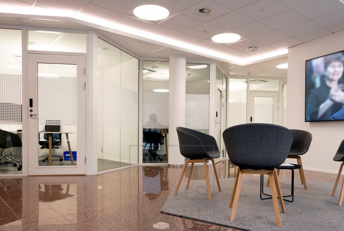 Korridorbeleuchtung mit LED-Streifen in der Absenkungslippe und Plafondlampen realisiert. Led-Leuchtband für indirektes Licht. Allgemeinbeleuchtung mit Plafondi-Einbauleuchten.