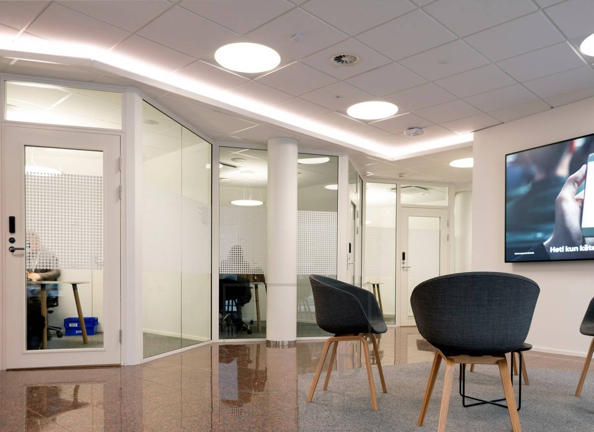 Die Beleuchtung des Korridors erfolgt über ein LED-Band an der Unterkante der Treppe, das ein stimmungsvolles indirektes Licht erzeugt. Die Allgemeinbeleuchtung wurde mit Plafondi-Einbauleuchten realisiert.