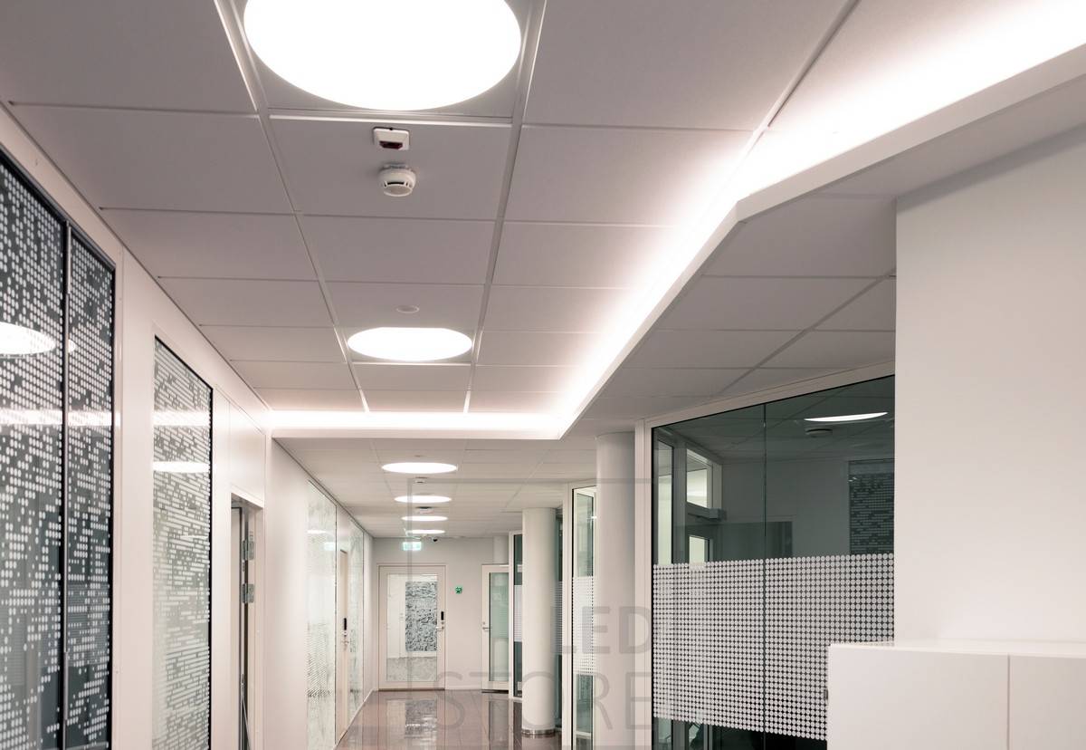 Im Korridor einer Downlight-Box installierte Led-Leiste, die stimmungsvolles indirektes Licht erzeugt. Die Allgemeinbeleuchtung wurde mit Plafondi-Einbauleuchten realisiert.