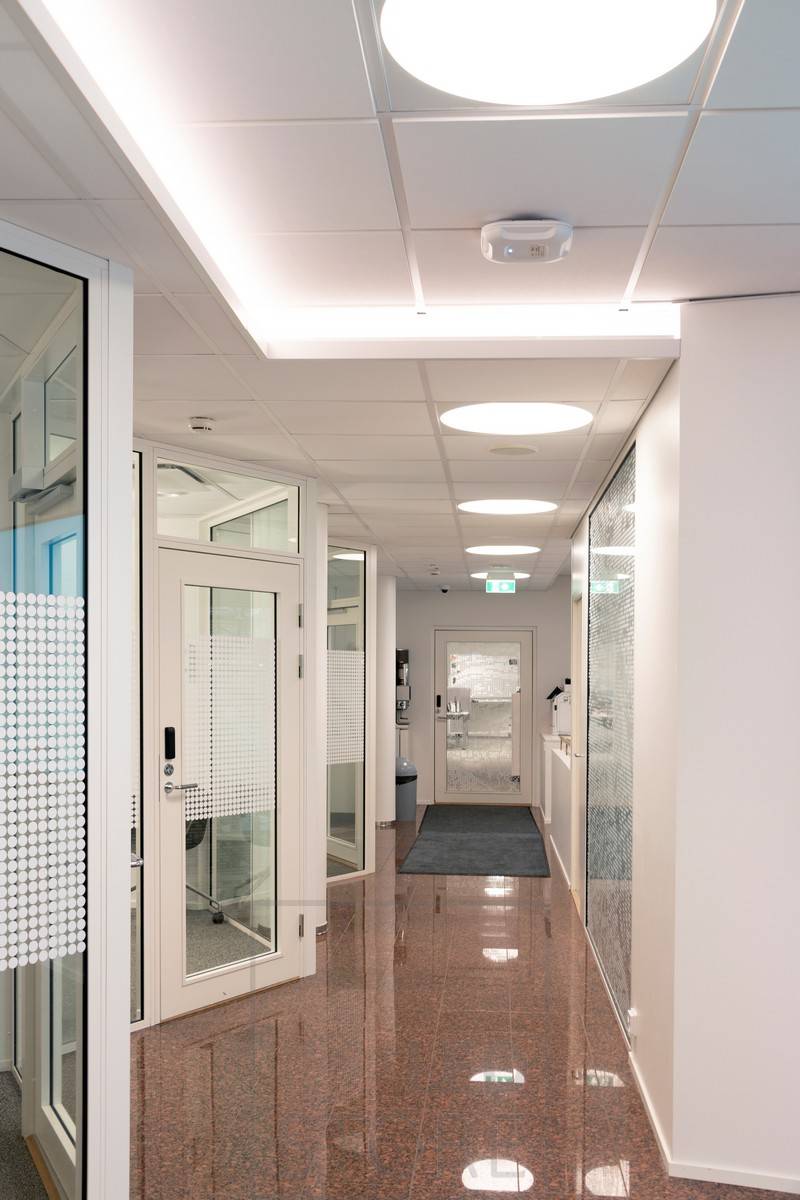 Led-Streifen auf dem Downlight eines Flurs montiert, um ein stimmungsvolles indirektes Licht zu erzeugen. Allgemeinbeleuchtung mit Einbauleuchten von Plafondi.