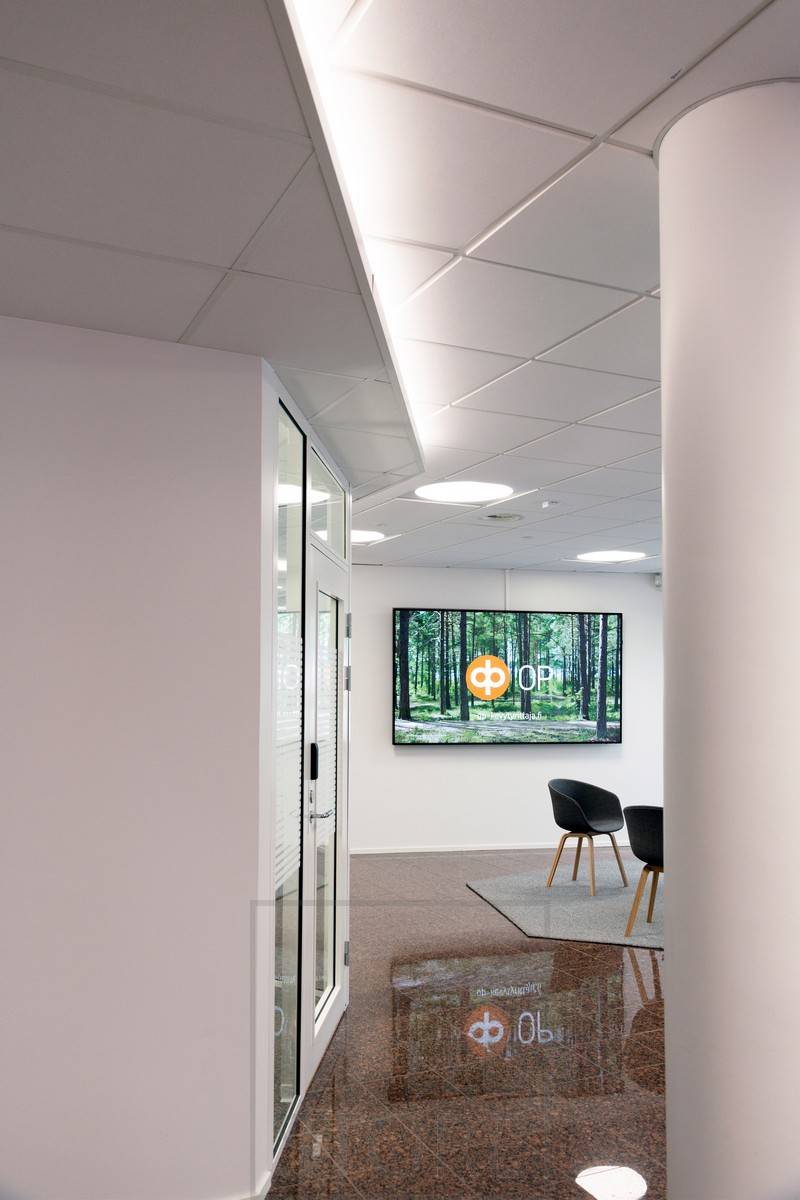 Korridorbeleuchtung mit LED-Leisten, die auf einer Downlight-Box montiert sind.