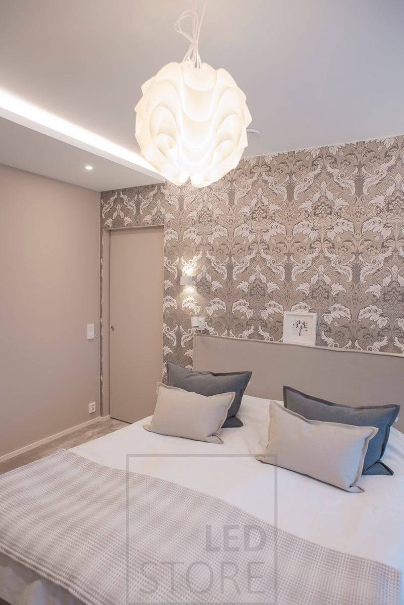 Hotelatmosphäre im Schlafzimmer. Die Led-Leiste leuchtet indirekt durch die Decke und die Box hat eine Spot-Beleuchtung. Ledstore.fi