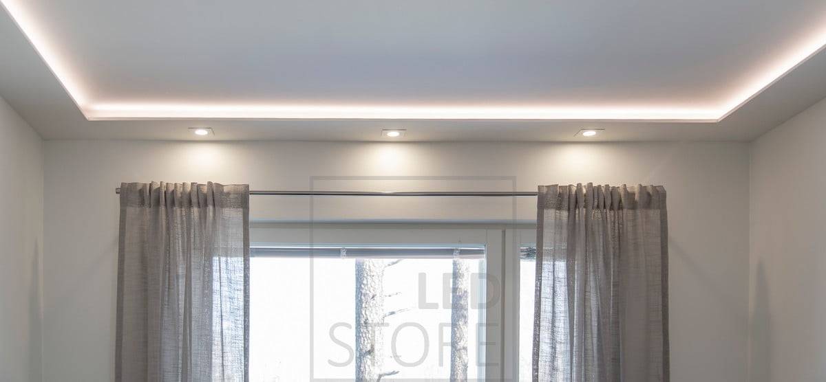 Das Schlafzimmer hat eine stimmungsvolle, hotelähnliche, luxuriöse Beleuchtung. Die Led-Leiste erzeugt indirektes Licht und Spots für die Allgemeinbeleuchtung. Ledstore.fi