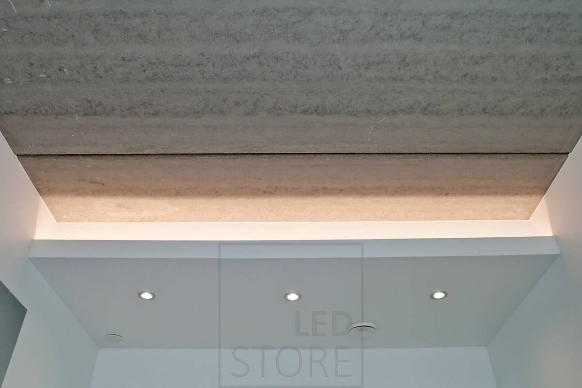 LED Store Logo auf grünem Hintergrund mit einem weißen Quadrat und dem Text "LED STORE" in Fettdruck, um energieeffiziente Beleuchtungslösungen hervorzuheben.