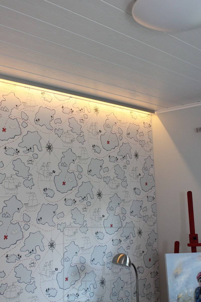 Atmosphärisches Licht mit LED-Streifen. Indirekte Beleuchtung hebt die Tapete an der Wand hervor. Ledstore.fi