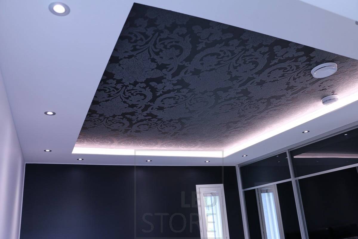 Eine spektakuläre Lichtdecke, die in die Decke eingelassen ist, mit einer herabfallenden Fahne mit einem LED-Band, das nach oben zur Decke gerichtet ist, und in die Fahne eingelassenen Strahlern, die direkt nach unten leuchten. Ledstore.fi