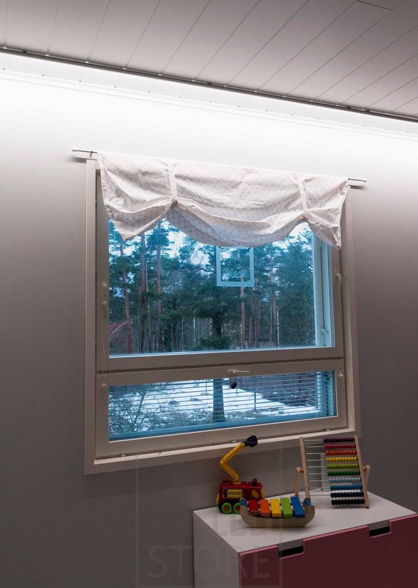 Indirekte Beleuchtung in einem Schlafzimmer mit einem zur Wand gerichteten LED-Profil. Ledstore.fi
