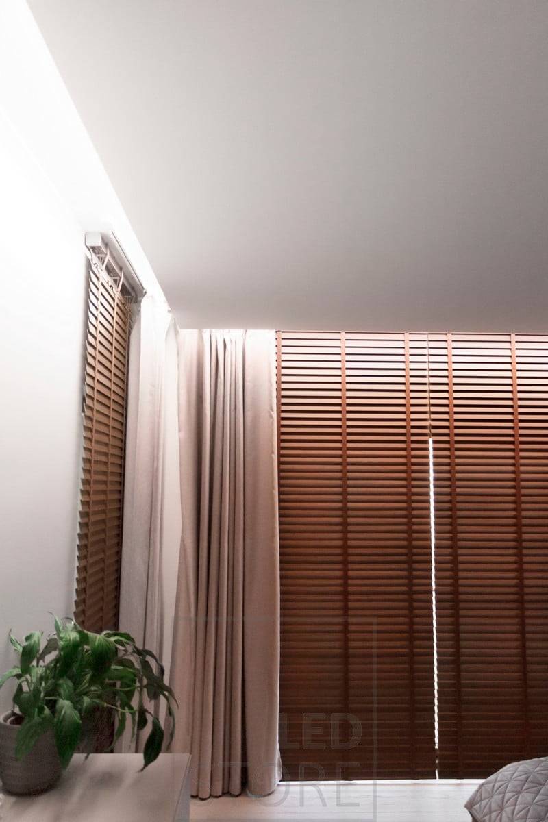 In einem Schlafzimmer wurde eine hotelähnliche Atmosphäre geschaffen, indem LED-Streifen indirekt zwischen der Decke und der Wand angebracht wurden. Die Fuge wurde breit genug gelassen, um die Vorhangschienen aufzunehmen. Das Licht zirkuliert im ganzen Raum. Ledstore.fi