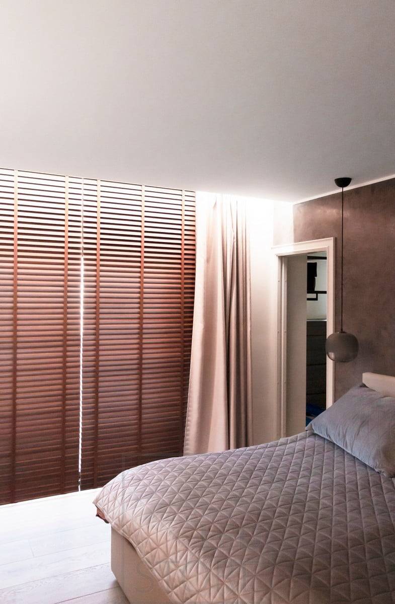 Das Schlafzimmer erhielt eine hotelähnliche Atmosphäre, indem LED-Leisten indirekt zwischen der Decke und der Wand angebracht wurden. Die Fuge wurde breit genug gelassen, um die Vorhangschienen in derselben Fuge unterzubringen. Ledstore.fi