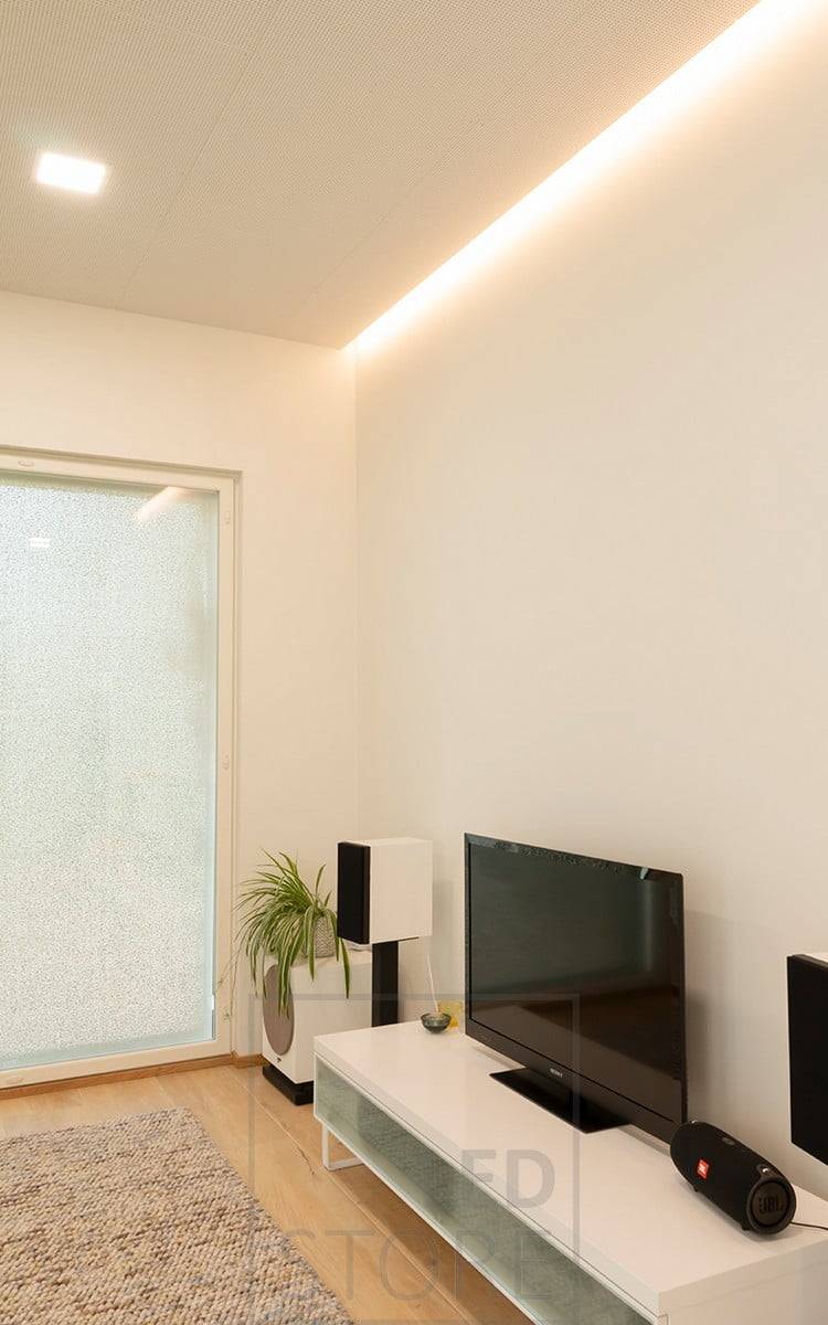 Indirektes Licht über dem Fernseher für eine stimmungsvolle Beleuchtung, LED-Leiste zwischen Decke und Wand. Leiste mit einstellbarer Farbtemperatur. Ledstore.fi
