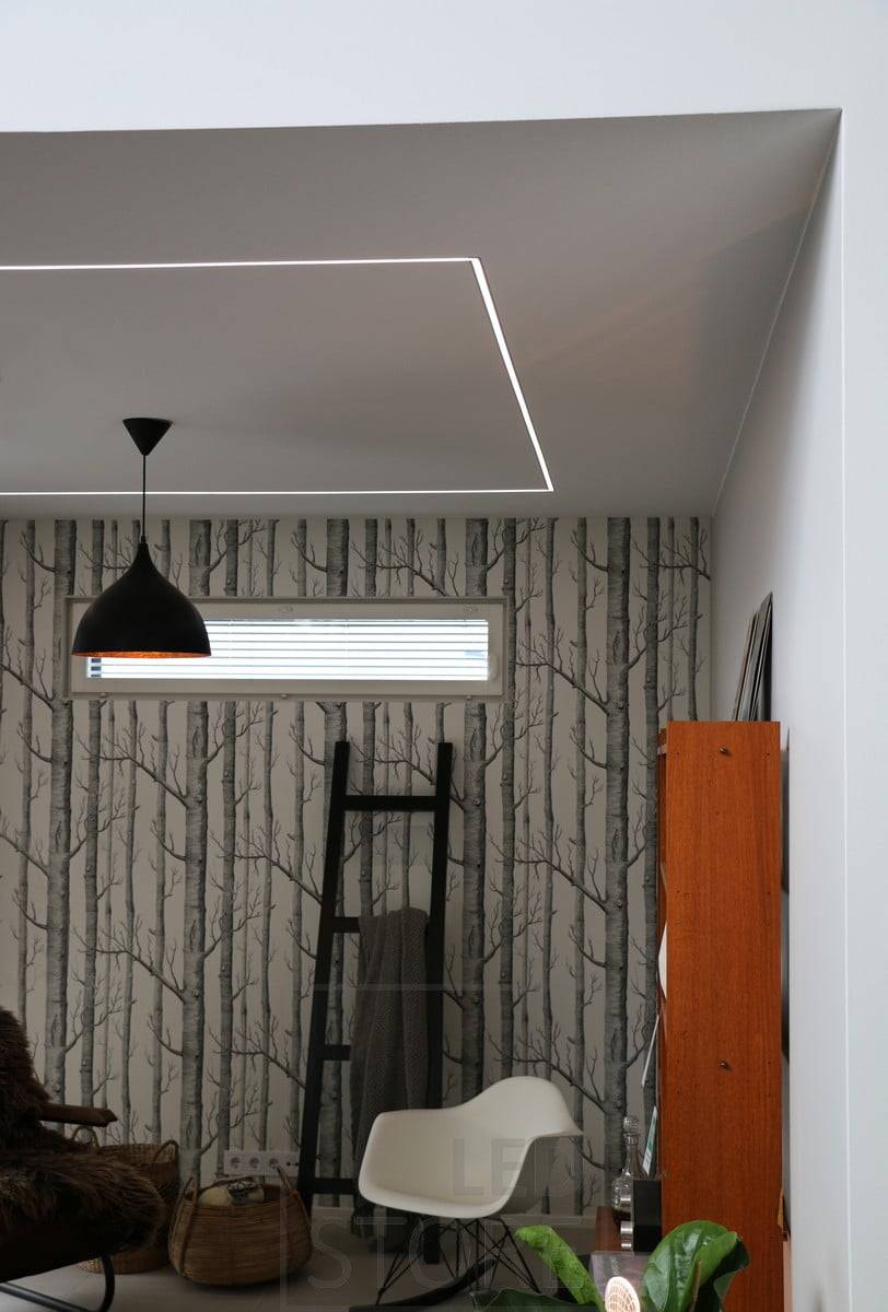 Die schmale, bündig eingebaute LED-Leiste erzeugt ein elegantes Muster an der Decke und bringt Licht in jede Ecke des Raumes. Ledstore.fi