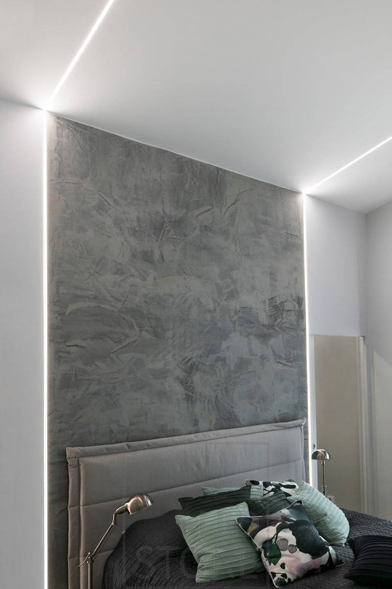 Im Schlafzimmer ein schmales Einbauprofil mit deckenhohen LED-Leisten. Der Look ist modern und grafisch. Ledstore.fi