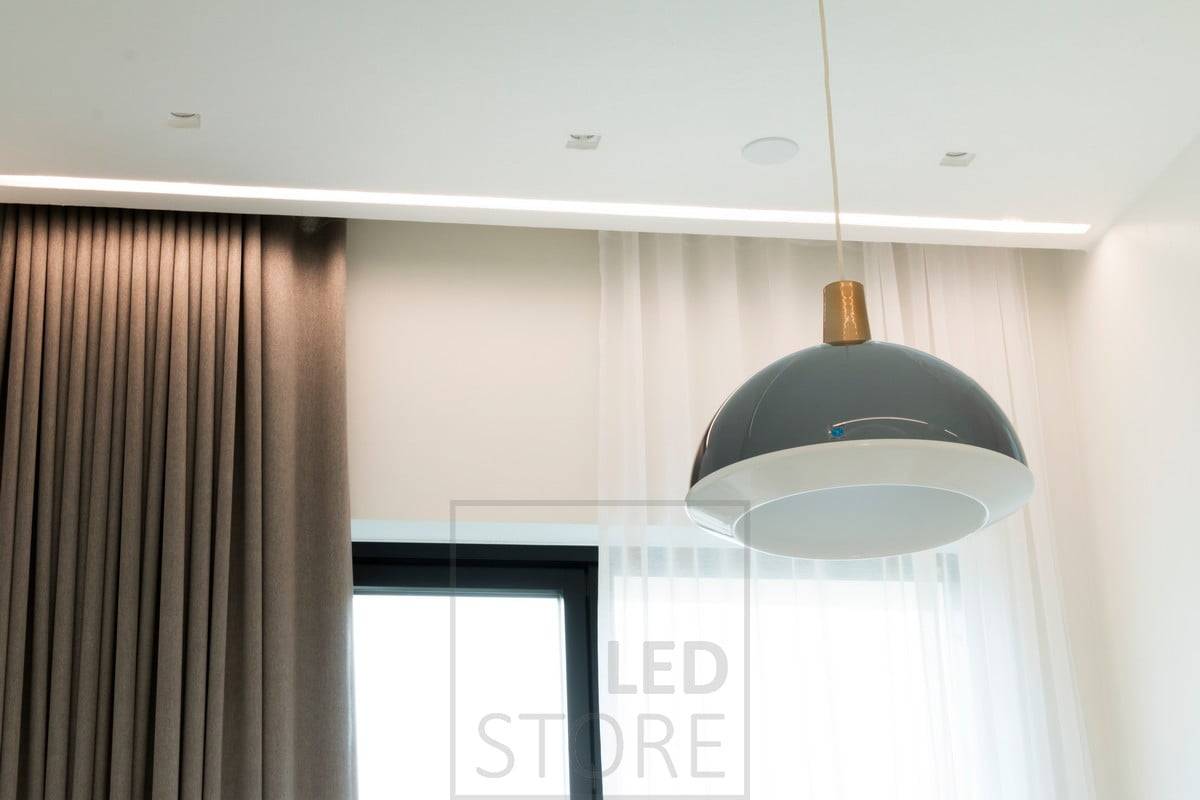 Im Schlafzimmer sorgt das breite flächenbündige Profil neben den Vorhangschienen mit LED-Streifen für stimmungsvolles indirektes Licht. Ledstore.fi