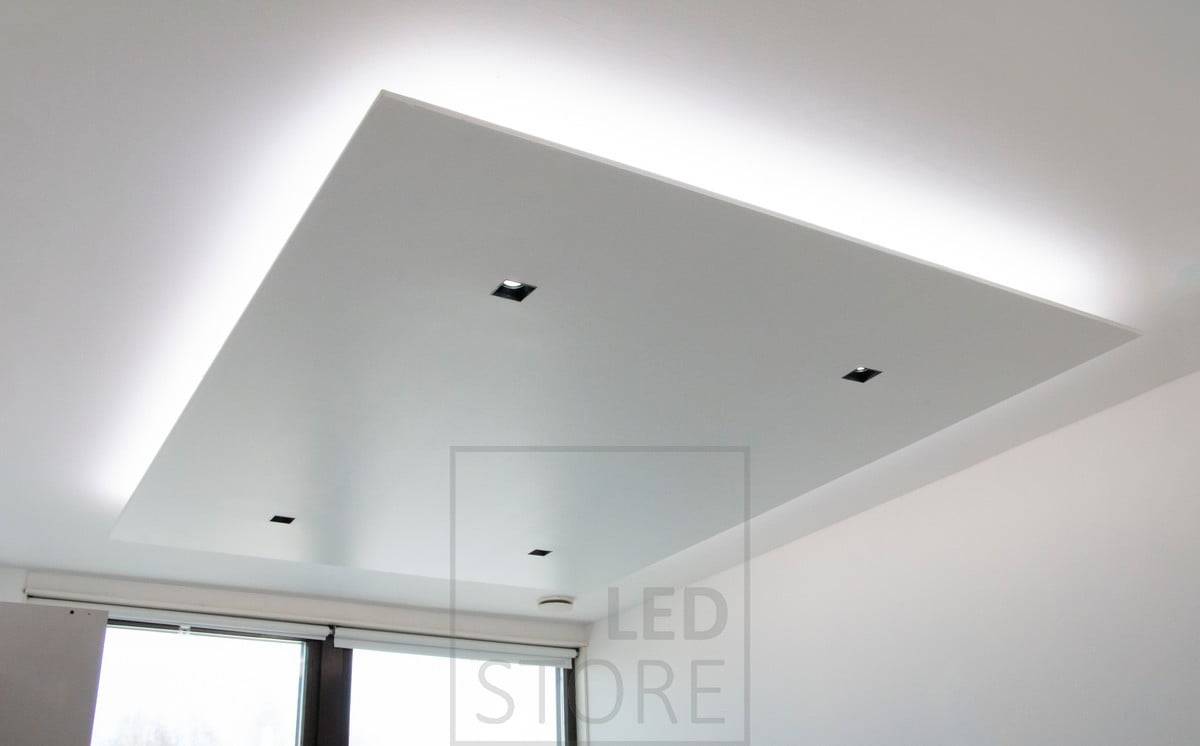Ein Drop-Down in der Mitte des Raumes mit eingelassenen KANTTI PILLO-Spots und einem LED-Streifen in der Drop-Down-Lippe, der den Raum indirekt über die Decke beleuchtet. Ledstore.fi