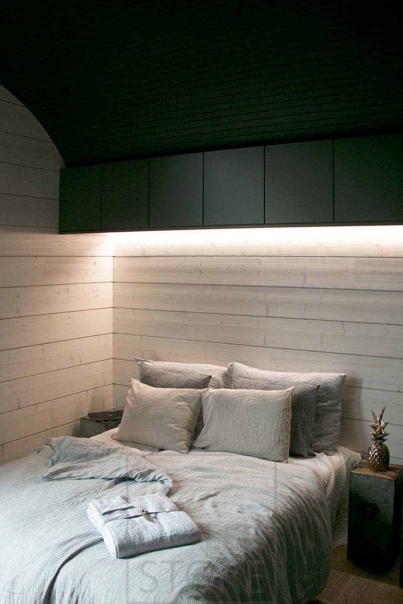 Am Sockel der Hängeschränke angebrachte LED-Leisten sorgen für stimmungsvolles indirektes Licht im Schlafzimmer. Ledstore.fi