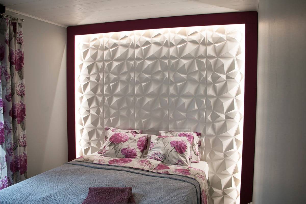 Ein spektakuläres Kopfteil für ein Bett, das mit einer LED-Leiste akzentuiert ist. Ledstore.fi