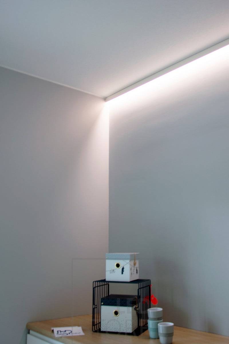 Schlafzimmer mit indirektem Licht durch die Wand. Ledstore.fi
