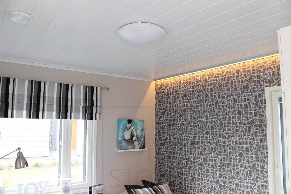 Indirektes Licht im Schlafzimmer, LED-Leiste an der Decke im Profil, um die Tapete hervorzuheben. Ledstore.fi